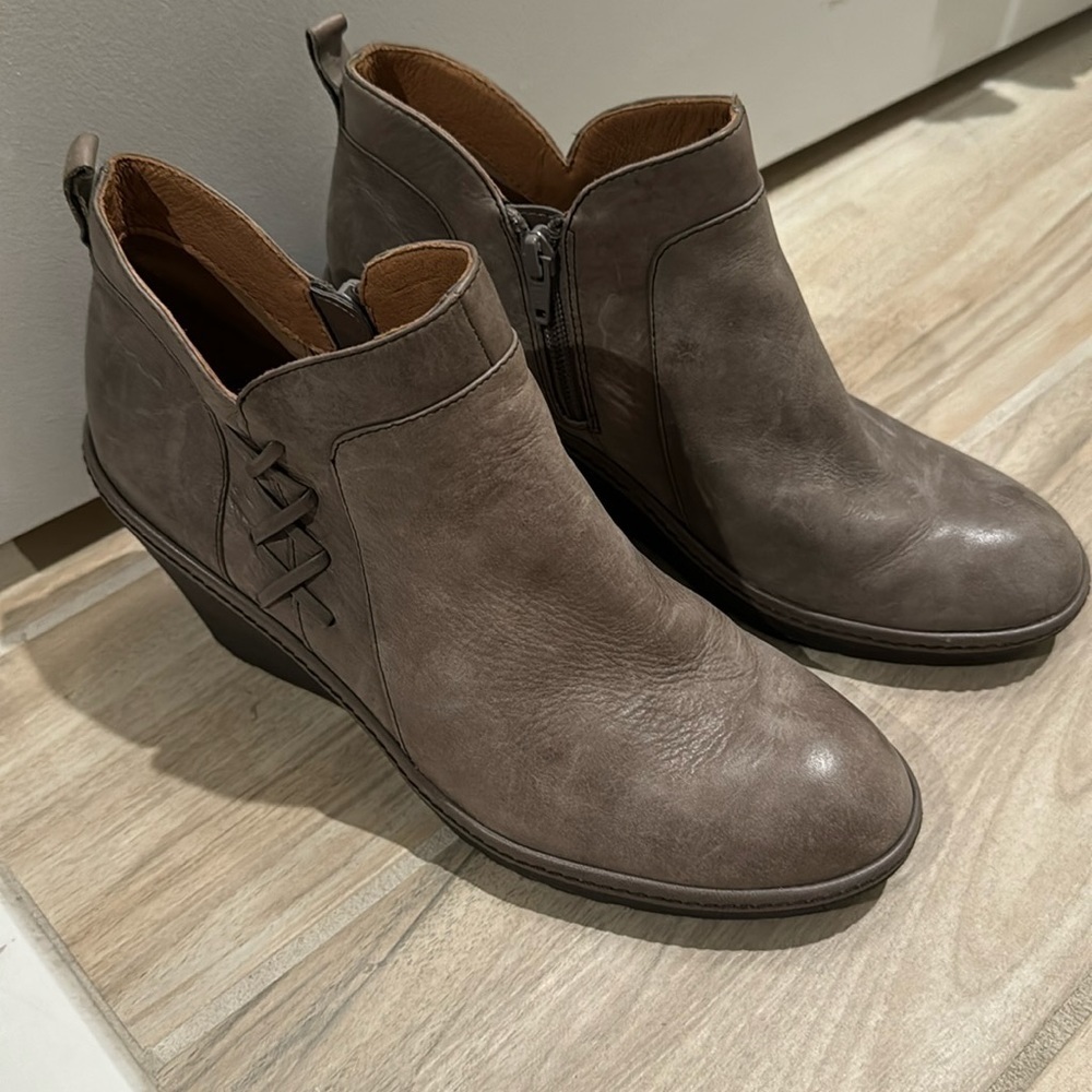 Sofft Carminda Brown Leather Wedge‎ Ankle Booties 9.5M- Great condition-